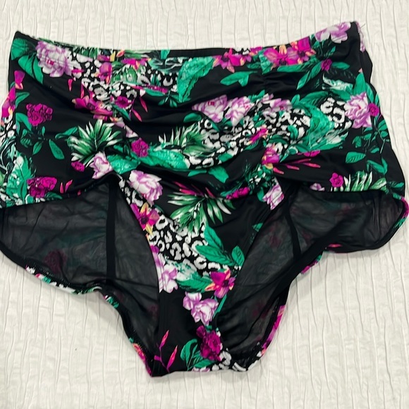 Torrid bottom swim tummy control 2 2X 18-20 plus - Picture 3 of 11